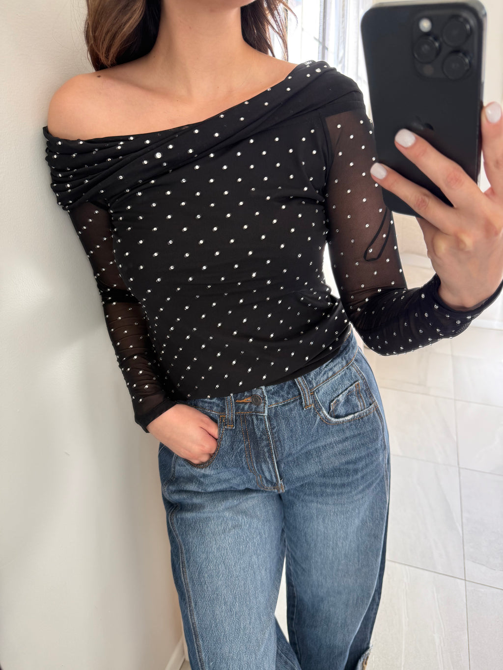 Top Off Shoulder Negro Brillantes