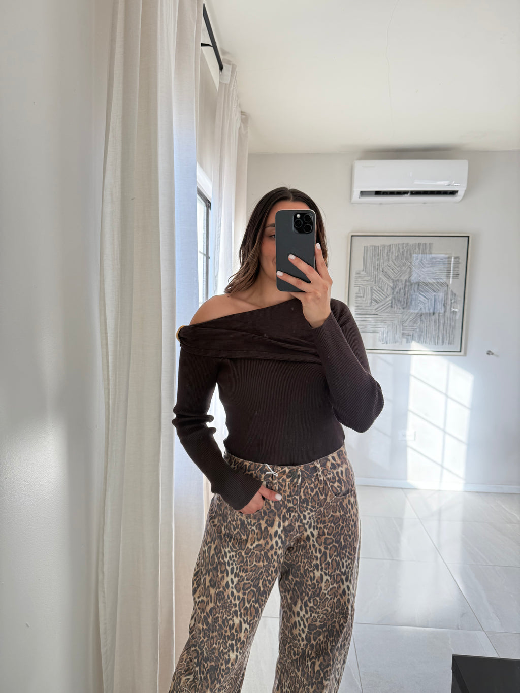 Chocolate Gold Shoulder Detail