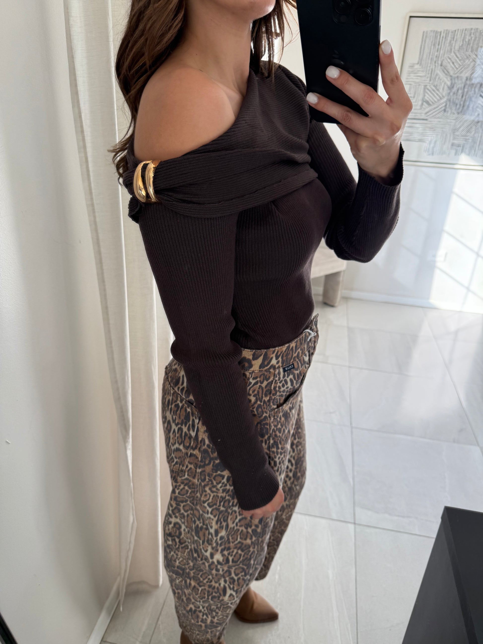 Chocolate Gold Shoulder Detail